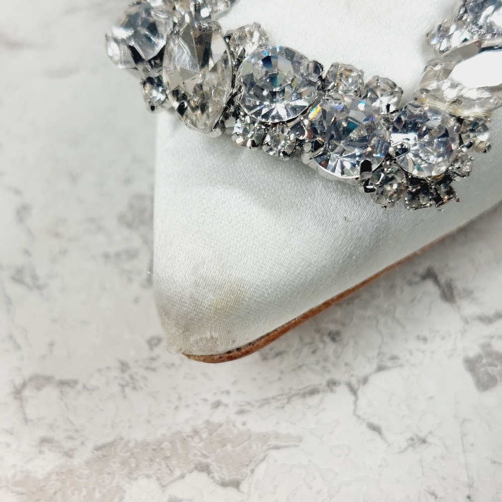 Badgley Mischka Cher White Satin Crystal Buckle Pumps F518 - Picture 13 of 14